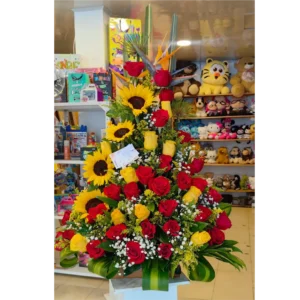 Arreglo de rosas rojas y amarillas con girasoles y aves del paraíso para Amor y Amistad en Pereira