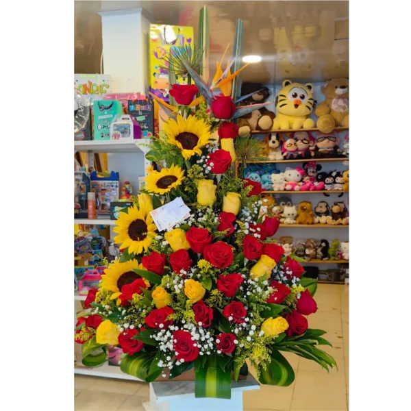 Arreglo de rosas rojas y amarillas con girasoles y aves del paraíso para Amor y Amistad en Pereira