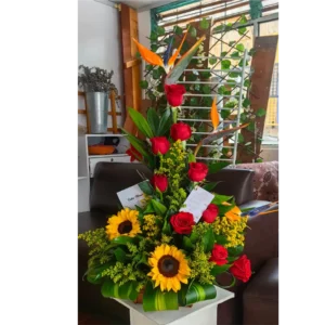 Arreglo de rosas rojas con girasoles y aves del paraíso para Amor y Amistad en Pereira