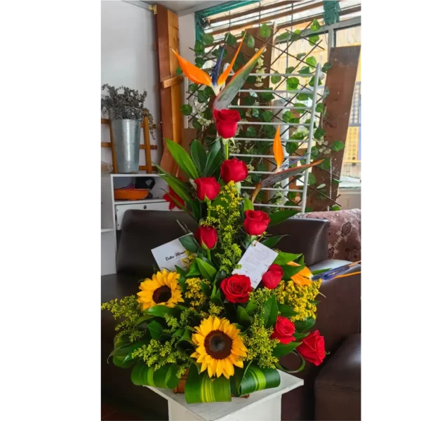Arreglo de rosas rojas con girasoles y aves del paraíso para Amor y Amistad en Pereira