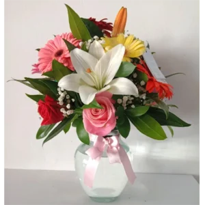 Florero con lirios blancos, rosas y gerberas de colores para Amor y Amistad en Pereira