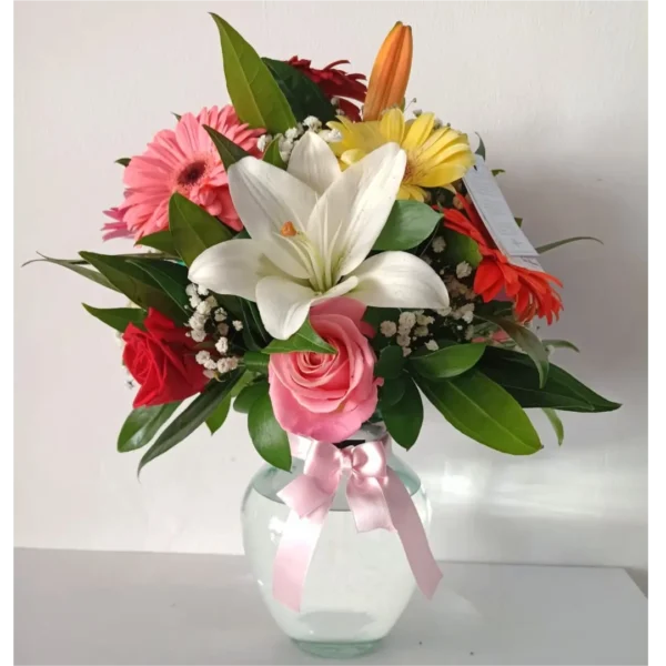 Florero con lirios blancos, rosas y gerberas de colores para Amor y Amistad en Pereira