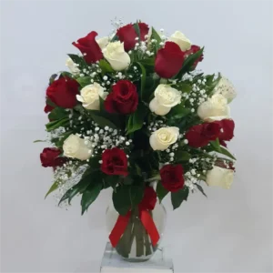 Florero con 24 rosas rojas y blancas para Amor y Amistad en Pereira
