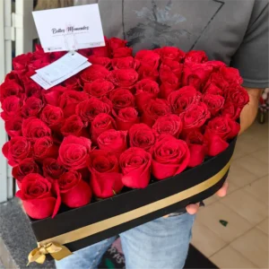 Caja en forma de corazón con rosas rojas frescas para Amor y Amistad en Pereira