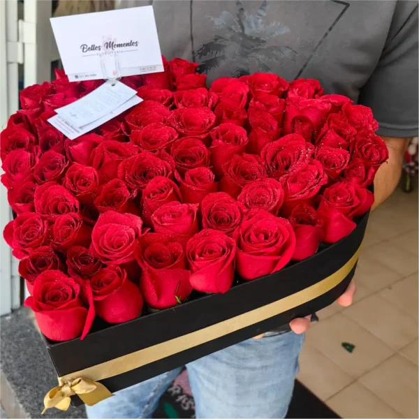 Caja en forma de corazón con rosas rojas frescas para Amor y Amistad en Pereira