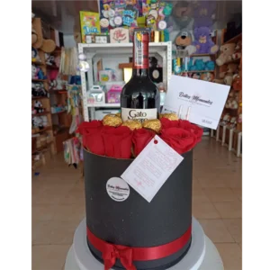 Caja con rosas rojas, vino Gato Negro y chocolates Ferrero para Amor y Amistad en Pereira