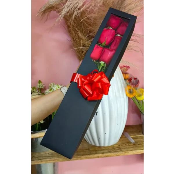 Caja elegante con 6 rosas rojas frescas para Amor y Amistad en Pereira