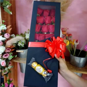 Caja de lujo con 12 rosas rojas frescas y chocolates Ferrero para Amor y Amistad en Pereira