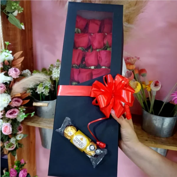 Caja de lujo con 12 rosas rojas frescas y chocolates Ferrero para Amor y Amistad en Pereira