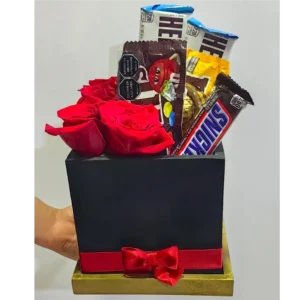 Caja con rosas rojas frescas y chocolates surtidos para Amor y Amistad en Pereira
