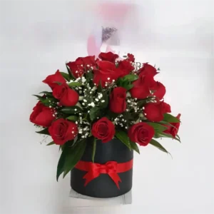 Caja cilíndrica con 24 rosas rojas frescas para Amor y Amistad en Pereira