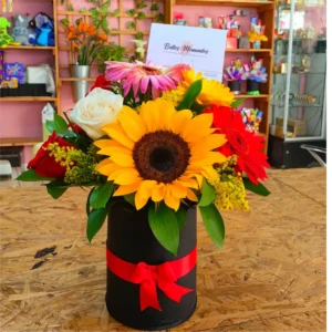 Caja cilíndrica con girasol, rosas y gerberas de colores para Amor y Amistad en Pereira