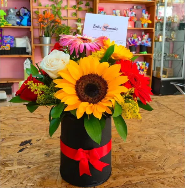 Caja cilíndrica con girasol, rosas y gerberas de colores para Amor y Amistad en Pereira