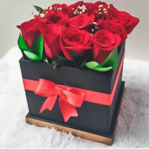 Caja elegante con 12 rosas rojas frescas para Amor y Amistad en Pereira