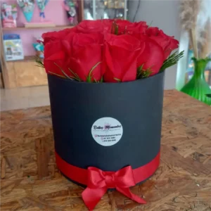 Caja cilíndrica con rosas rojas frescas para Amor y Amistad en Pereira