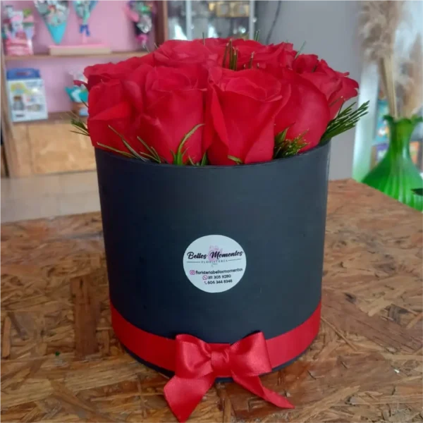 Caja cilíndrica con rosas rojas frescas para Amor y Amistad en Pereira