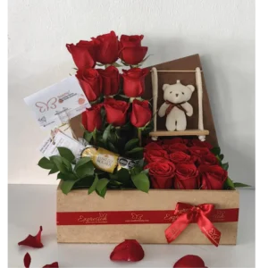 Caja con rosas rojas, peluche y chocolates Ferrero para Amor y Amistad en Pereira
