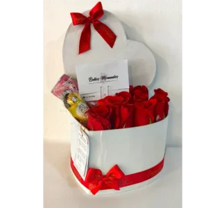Caja corazón blanca con rosas rojas frescas y chocolates Ferrero para Amor y Amistad en Pereira