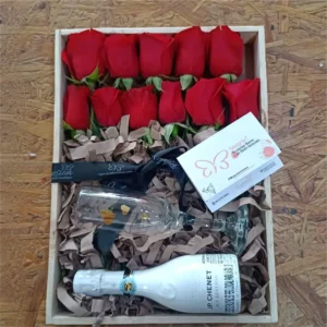 Caja con rosas rojas frescas, vino JP Chenet y copa decorativa en Pereira