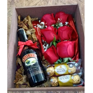 Caja sorpresa con rosas rojas, Baileys y chocolates Ferrero en Pereira