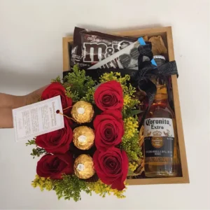 Caja con rosas rojas, cerveza Coronita, chocolates Ferrero y dulces en Pereira