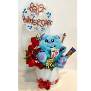 Caja con rosas rojas, peluche azul, dulces y globo personalizado “Feliz Aniversario” en Pereira