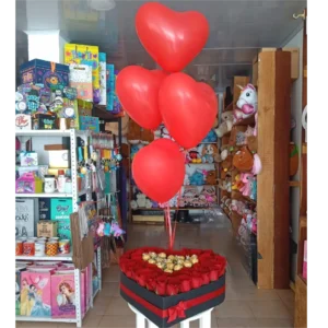 Caja en forma de corazón con rosas rojas, chocolates Ferrero y globos rojos en Pereira