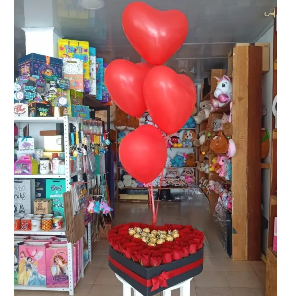Caja en forma de corazón con rosas rojas, chocolates Ferrero y globos rojos en Pereira
