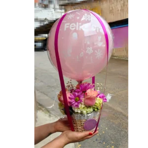 Canasta con flores variadas y globo rosado personalizado “Feliz Día” en Pereira