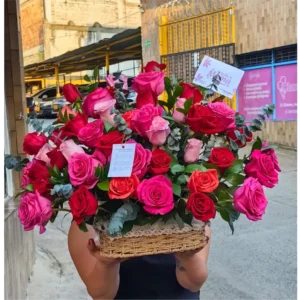 Canasta de rosas multicolor frescas con entrega a domicilio en Pereira