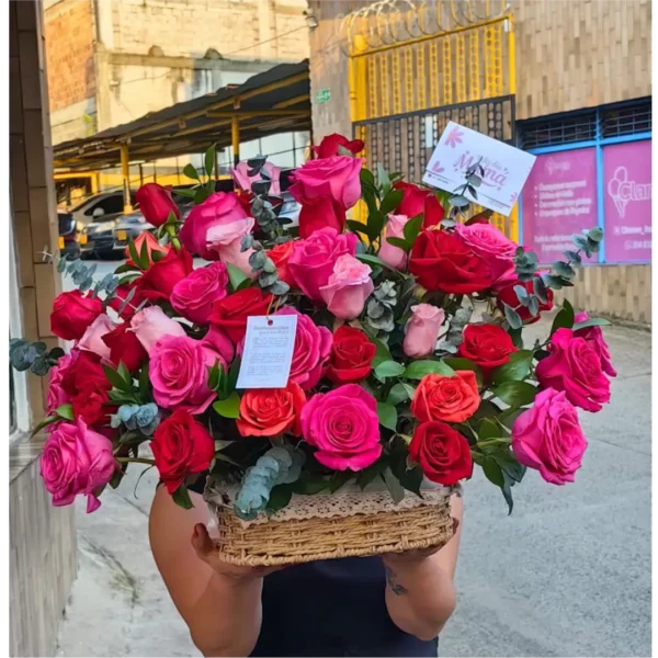 Canasta de rosas multicolor frescas con entrega a domicilio en Pereira