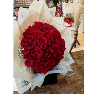 Bouquet de 100 rosas rojas frescas con envoltura elegante en Pereira