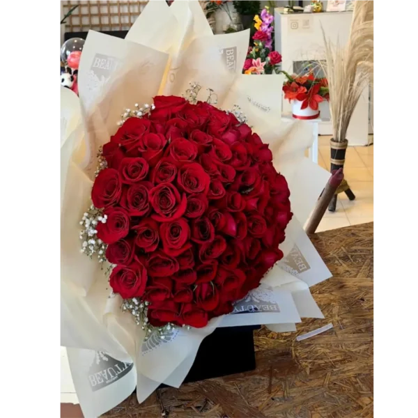Bouquet de 100 rosas rojas frescas con envoltura elegante en Pereira