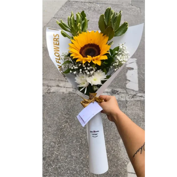 Ramo solitario de girasol fresco con follaje y envoltura elegante
