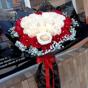 Bouquet corazón con 50 rosas rojas y blancas frescas envueltas en papel negro elegante