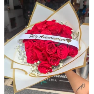 Bouquet de 24 rosas rojas con cinta personalizada y envoltura blanca con dorado