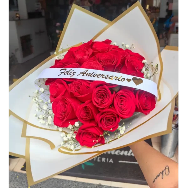 Bouquet de 24 rosas rojas con cinta personalizada y envoltura blanca con dorado