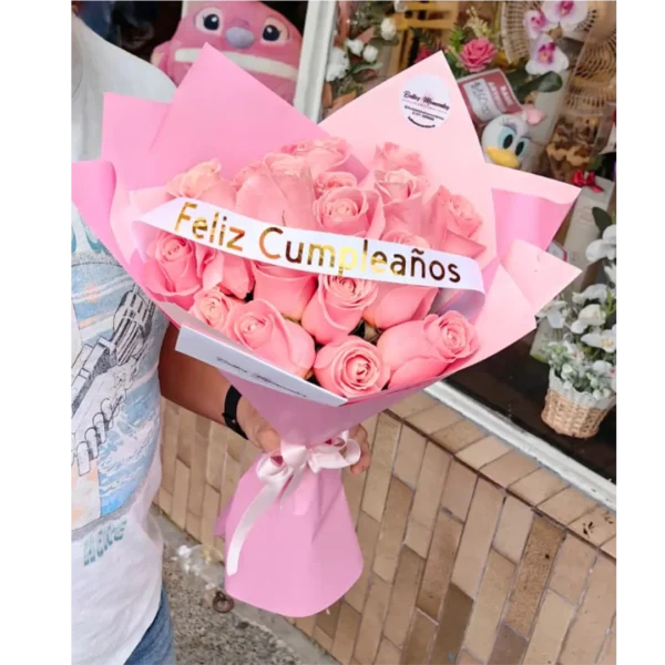 Bouquet de 24 rosas rosadas pastel con cinta personalizada “Feliz Cumpleaños”