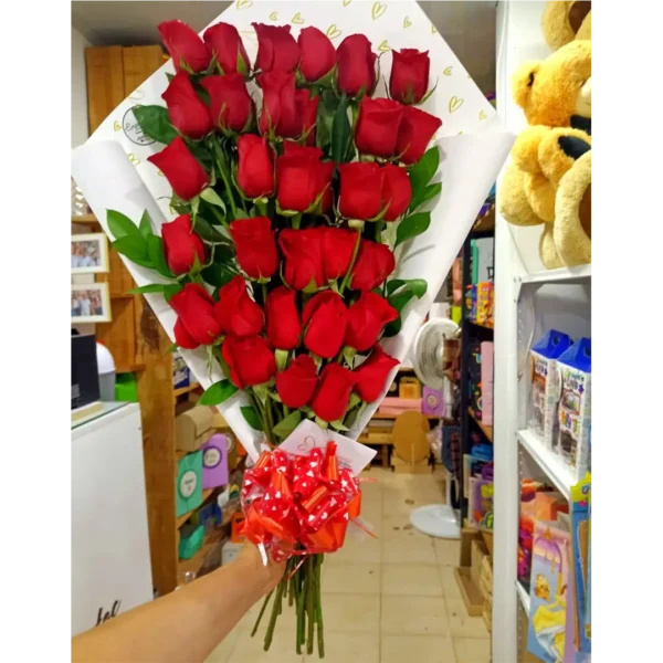 Bouquet engalanado de 30 rosas rojas envueltas en papel decorativo con moño rojo