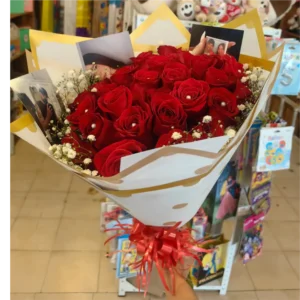 Bouquet de 30 rosas rojas con perlas y fotos personalizadas envuelto en papel decorativo