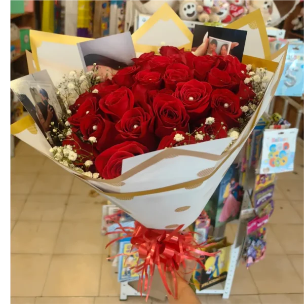Bouquet de 30 rosas rojas con perlas y fotos personalizadas envuelto en papel decorativo