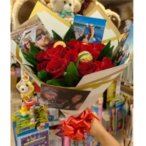 Bouquet de 12 rosas rojas con chocolates Ferrero y fotos personalizadas