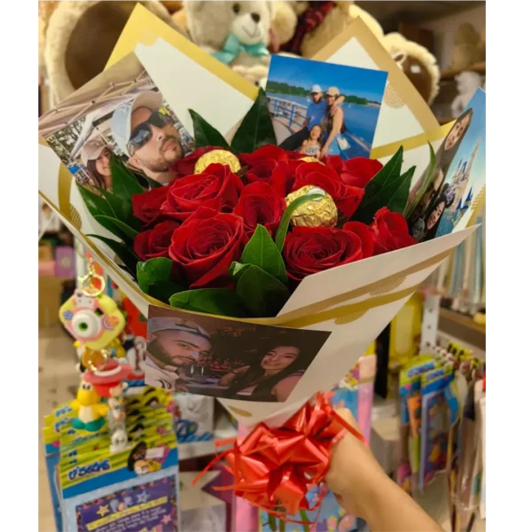 Bouquet de 12 rosas rojas con chocolates Ferrero y fotos personalizadas