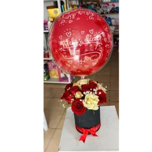 Cilindro con rosas rojas y blancas, chocolates Ferrero y globo personalizado en Pereira