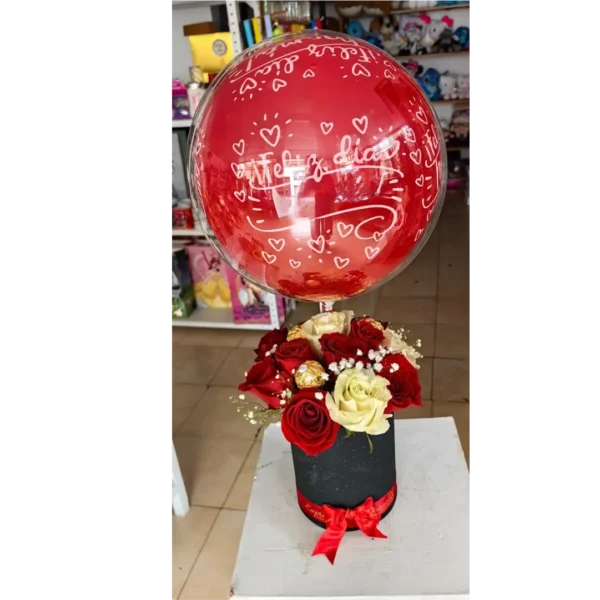 Cilindro con rosas rojas y blancas, chocolates Ferrero y globo personalizado en Pereira