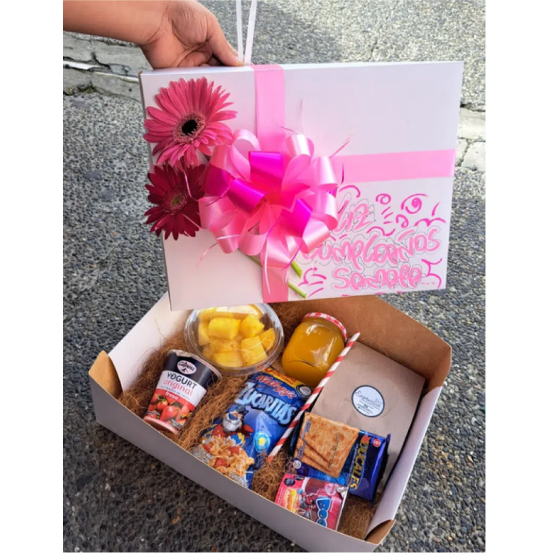 desayuno sorpresa femenino con gerberas rosadas, frutas y decoración rosa a domicilio en Pereira, Dosquebradas y Armenia