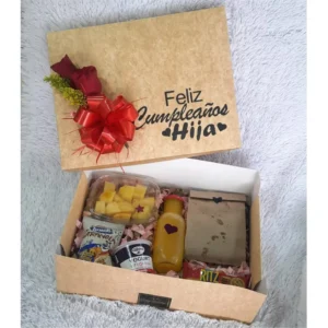 desayuno sorpresa de cumpleaños para hija con frutas, pastel, jugo y caja personalizada a domicilio
