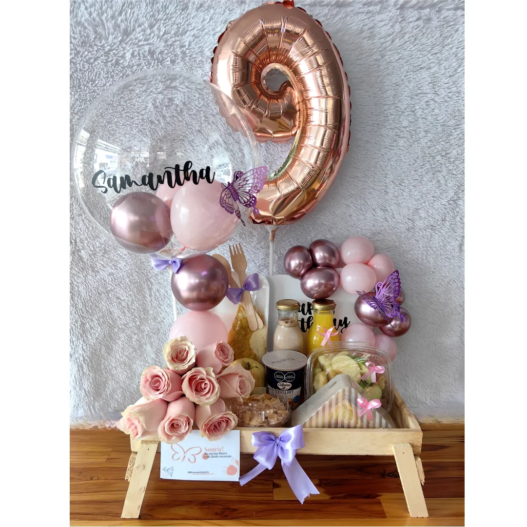 desayuno sorpresa de cumpleaños personalizado con número metalizado, rosas y alimentos frescos