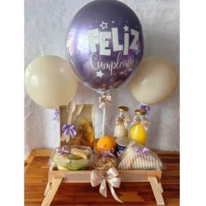 desayuno sorpresa de cumpleaños con flores, globos y alimentos frescos en caja de madera