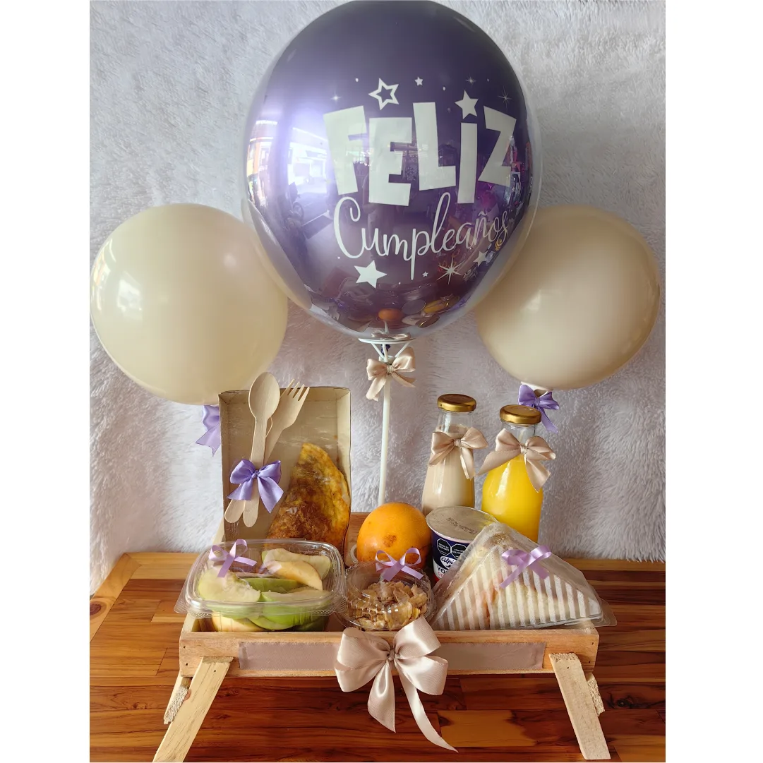 desayuno sorpresa de cumpleaños con flores, globos y alimentos frescos en caja de madera